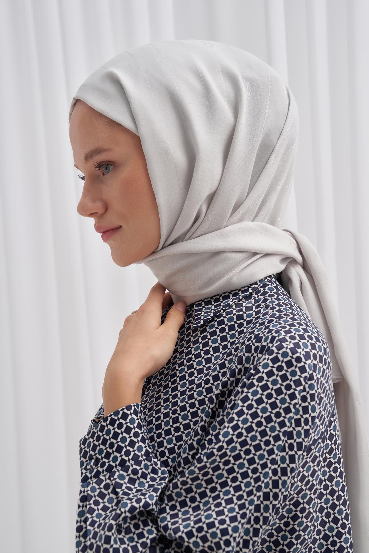 Monogram Jakar İtalyan İpekli Şal Gümüş