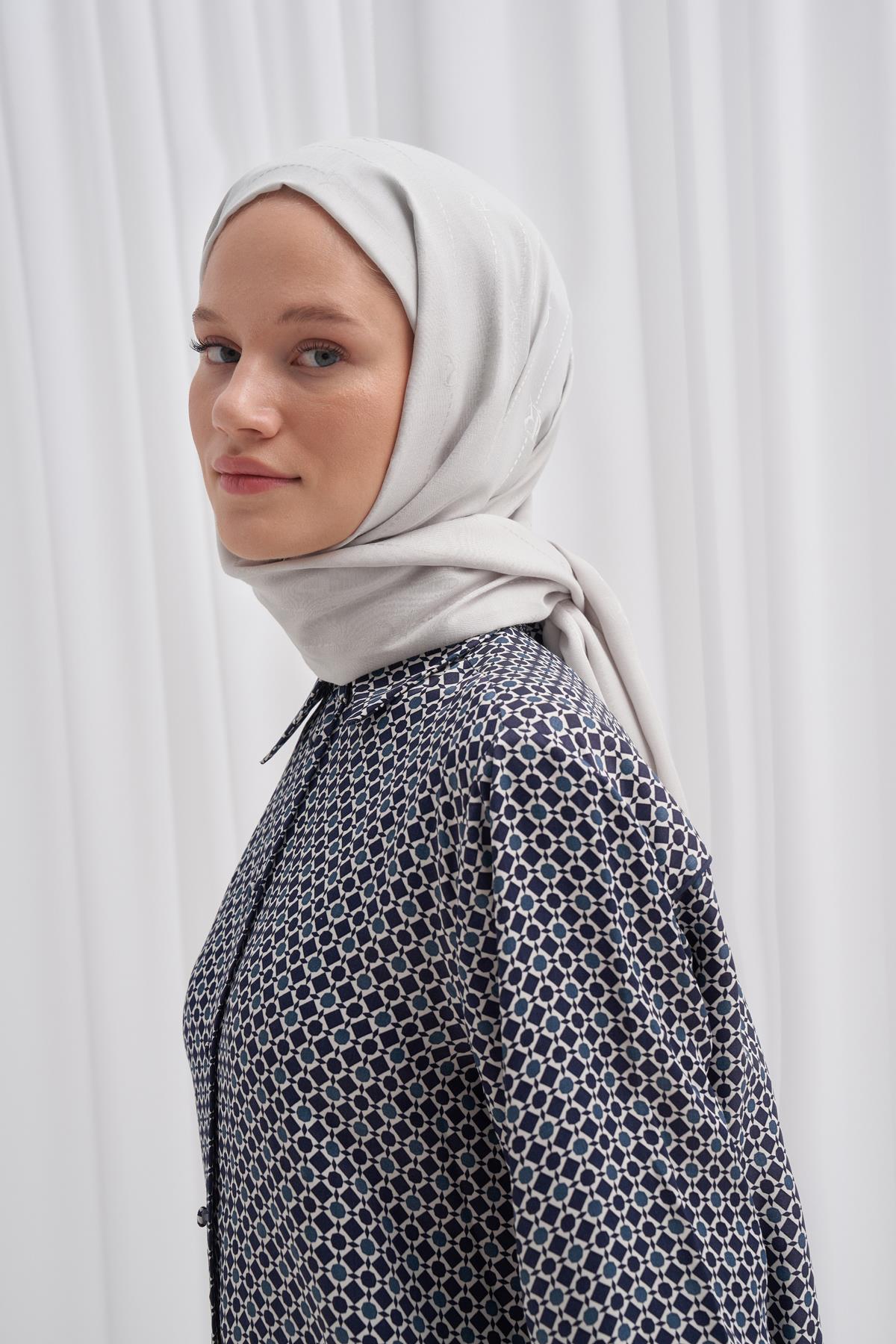 Monogram Jakar İtalyan İpekli Şal Gümüş