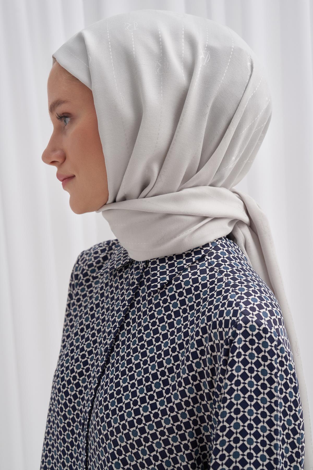 Monogram Jakar İtalyan İpekli Şal Gümüş