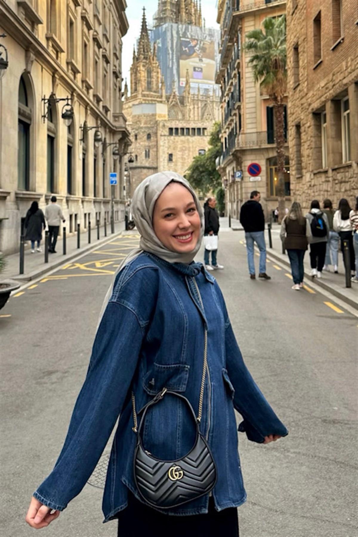 Rananın Tercihi Yazı Desen Jakar İtalyan İpekli Şal Açık Gri