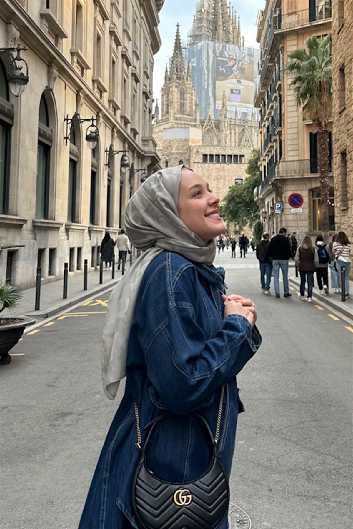 Rananın Tercihi Yazı Desen Jakar İtalyan İpekli Şal Açık Gri