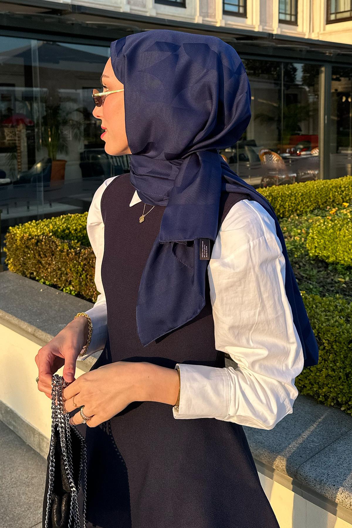 Sena Ürekin Tercihi C Desen Monogram Pamuk İpek Şal Koyu Lacivert