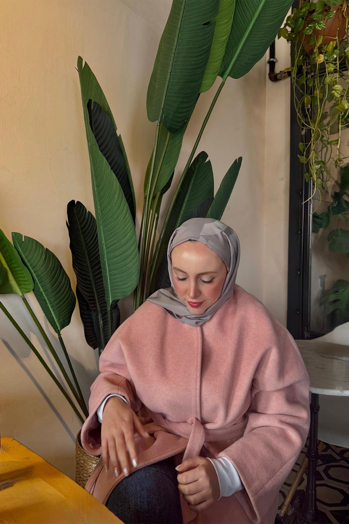 Sibel Parçanın Tercihi C Desen Monogram Pamuk İpek Şal Camel