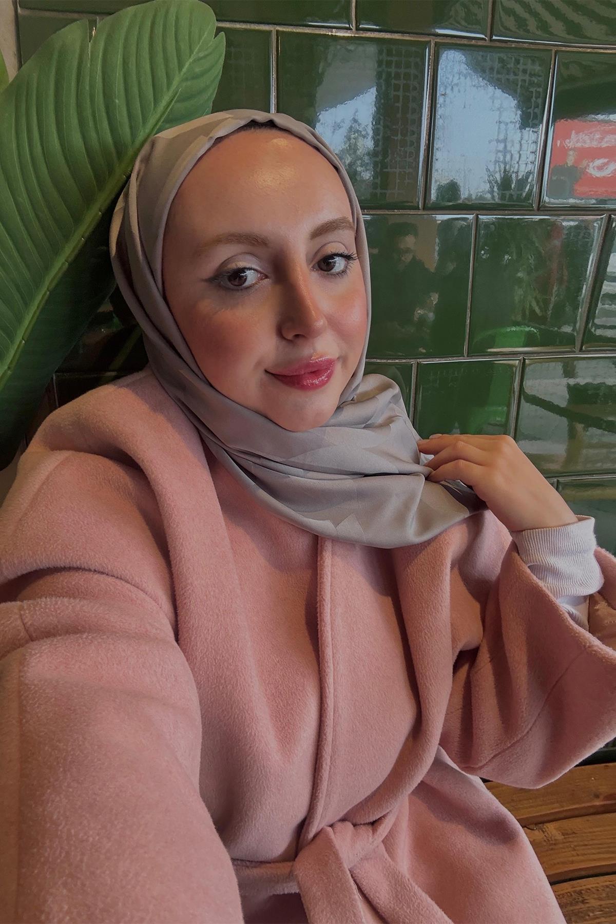 Sibel Parçanın Tercihi C Desen Monogram Pamuk İpek Şal Camel