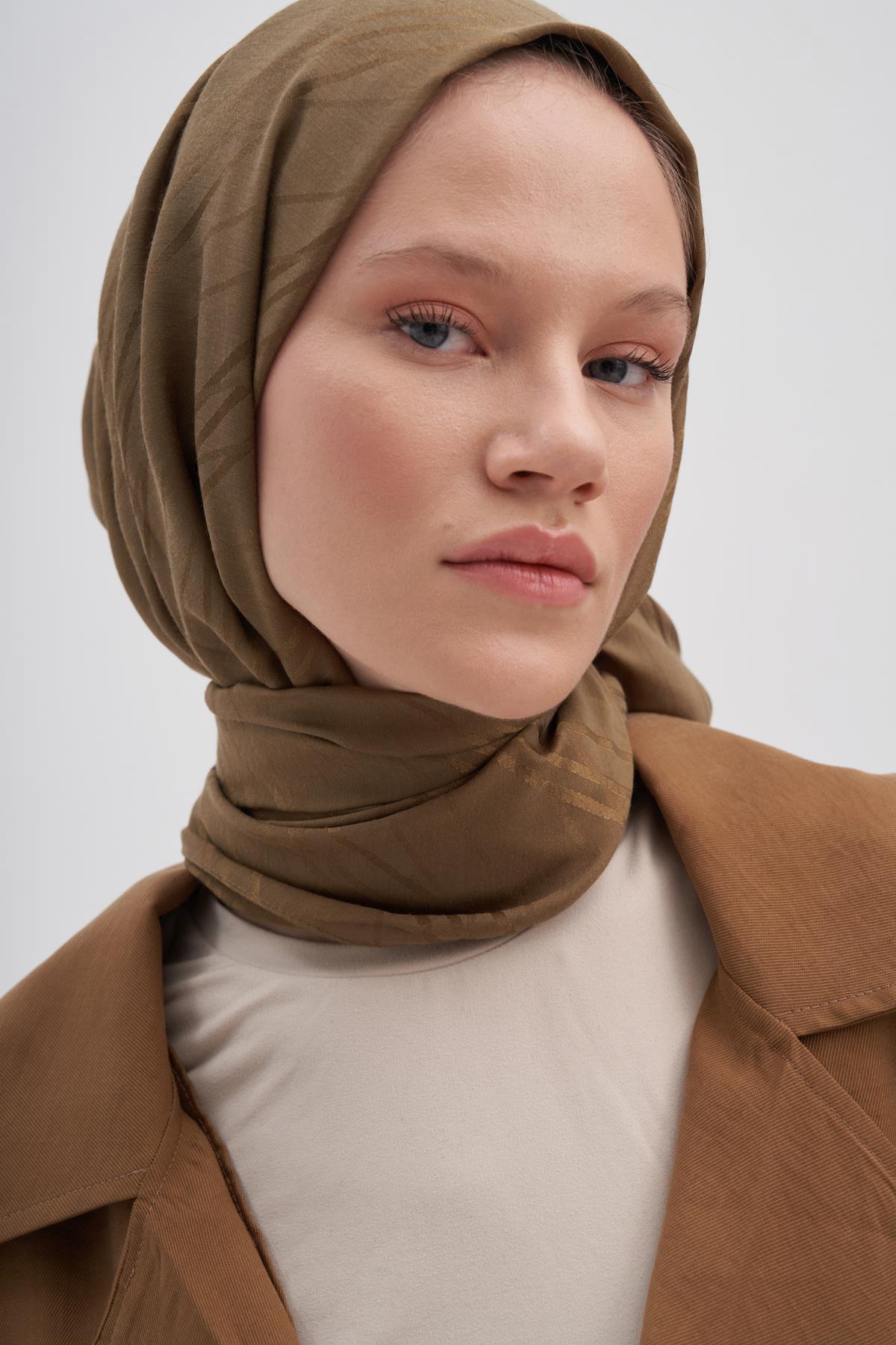 Simetrik Jakar İtalyan İpekli Şal Ceviz