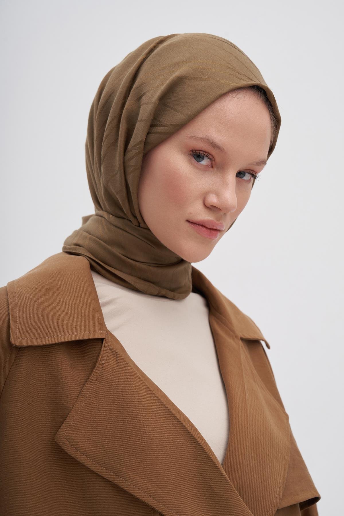 Simetrik Jakar İtalyan İpekli Şal Ceviz