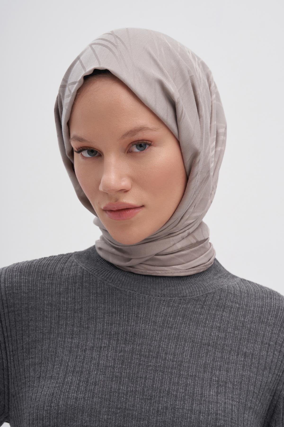 Simetrik Jakar İtalyan İpekli Şal Füme