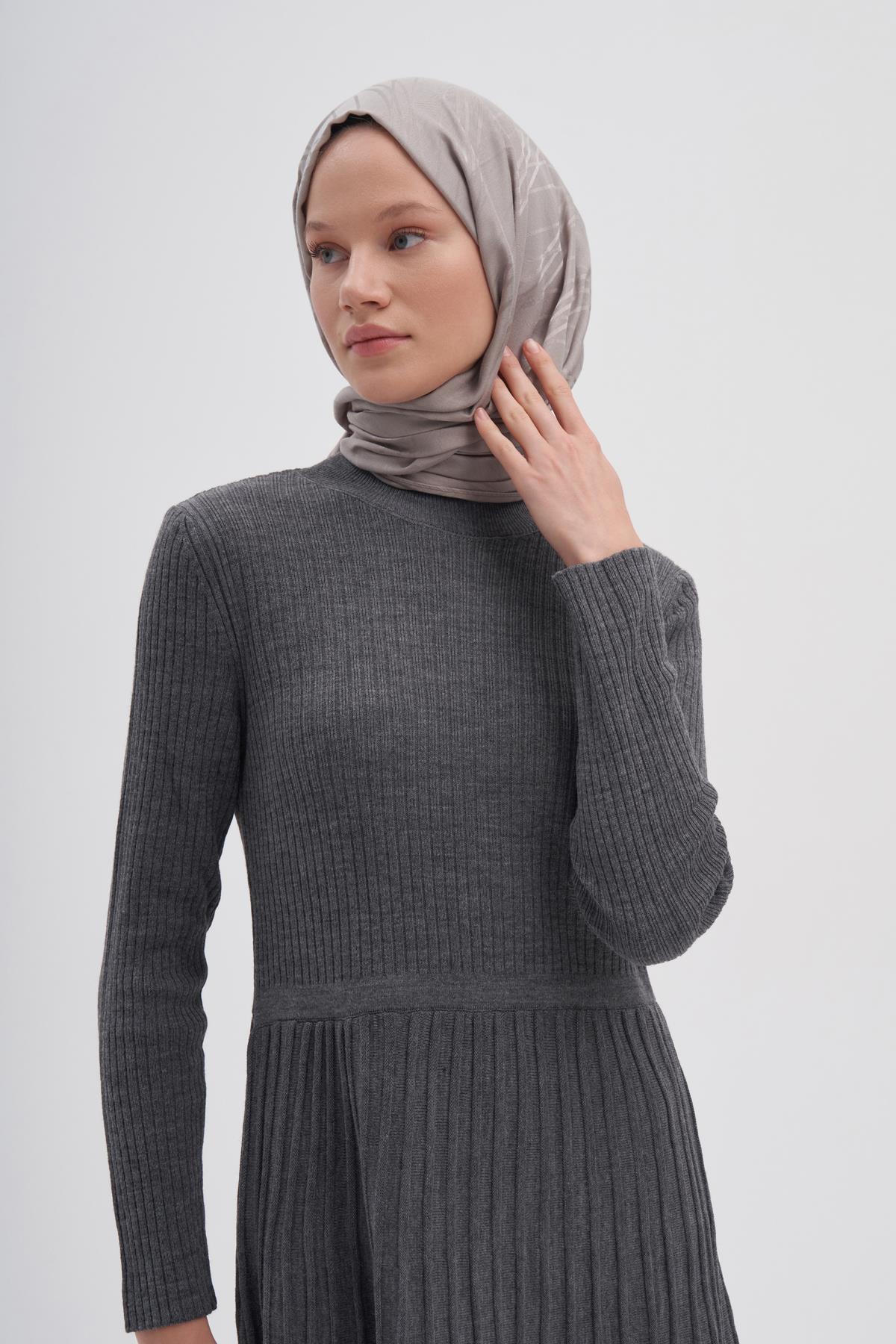 Simetrik Jakar İtalyan İpekli Şal Füme