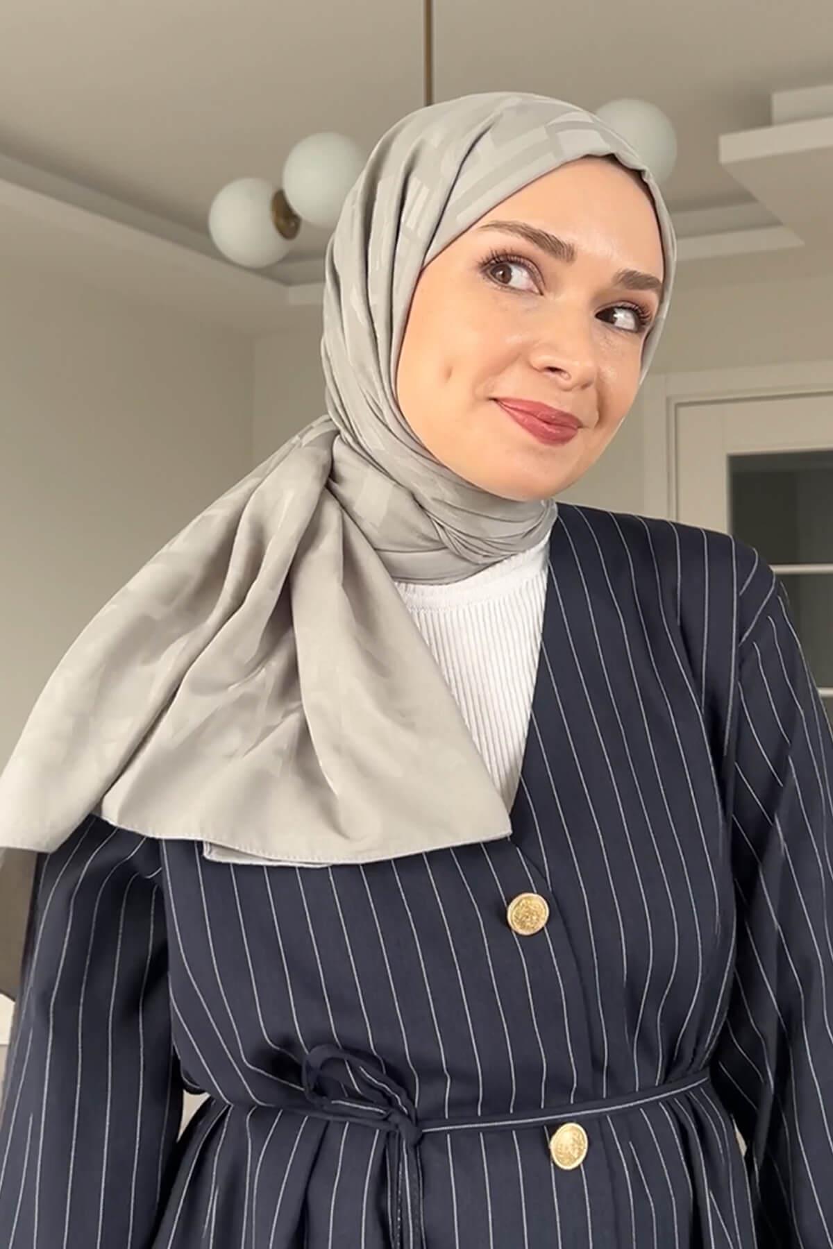 Şühedanın Tercihi Yazı Desen Jakar İtalyan İpekli Şal Açık Gri