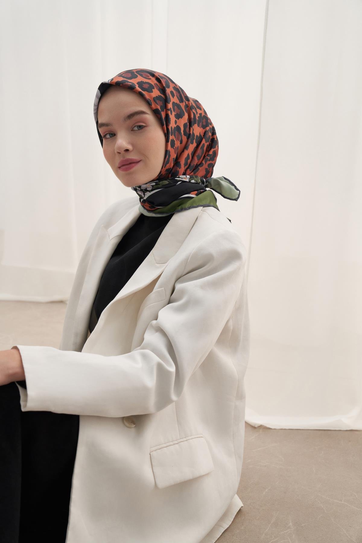 Twill Eşarp Çiçekli Leopar Desen