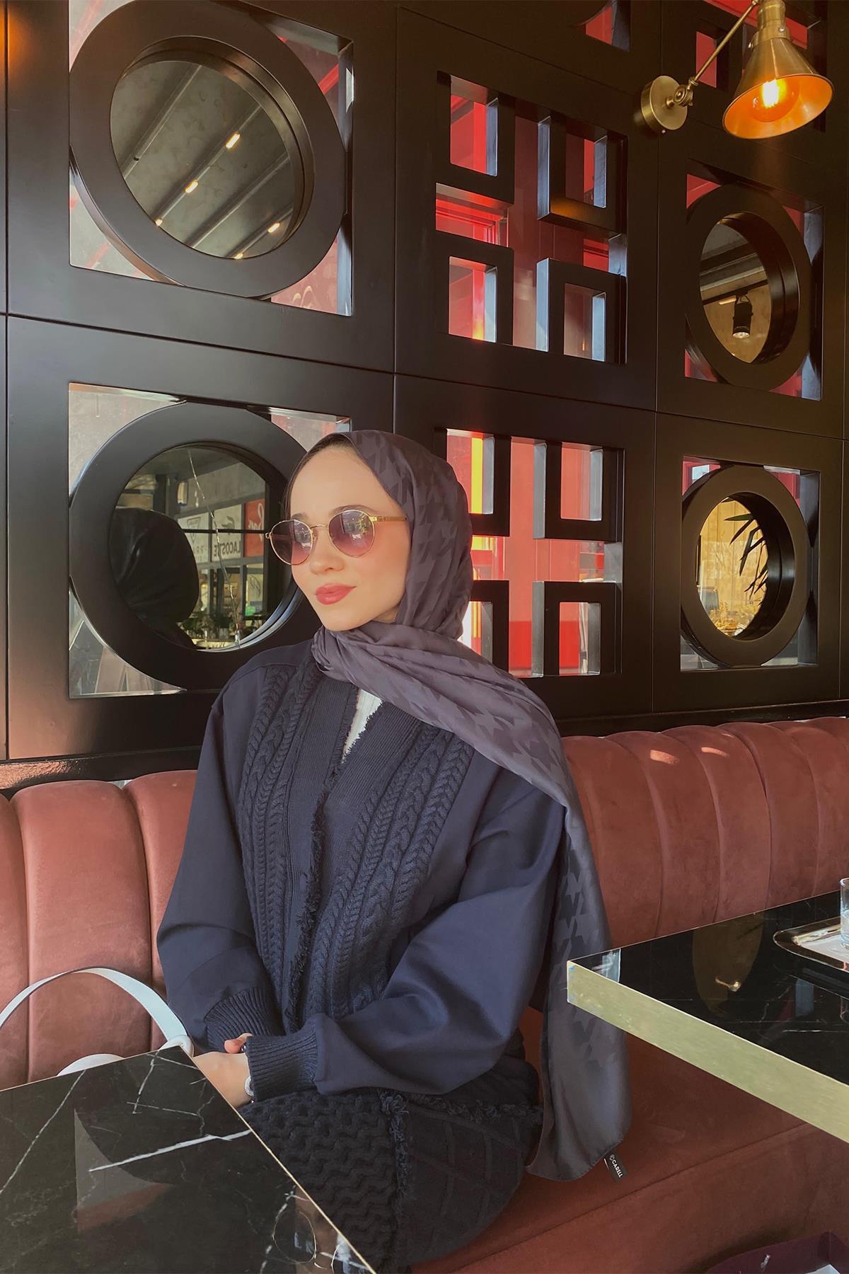 Yaren Demircinin Tercihi Kazayağı Desen Pamuk İpek Şal Antrasit