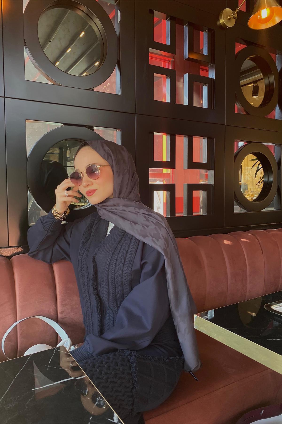 Yaren Demircinin Tercihi Kazayağı Desen Pamuk İpek Şal Antrasit