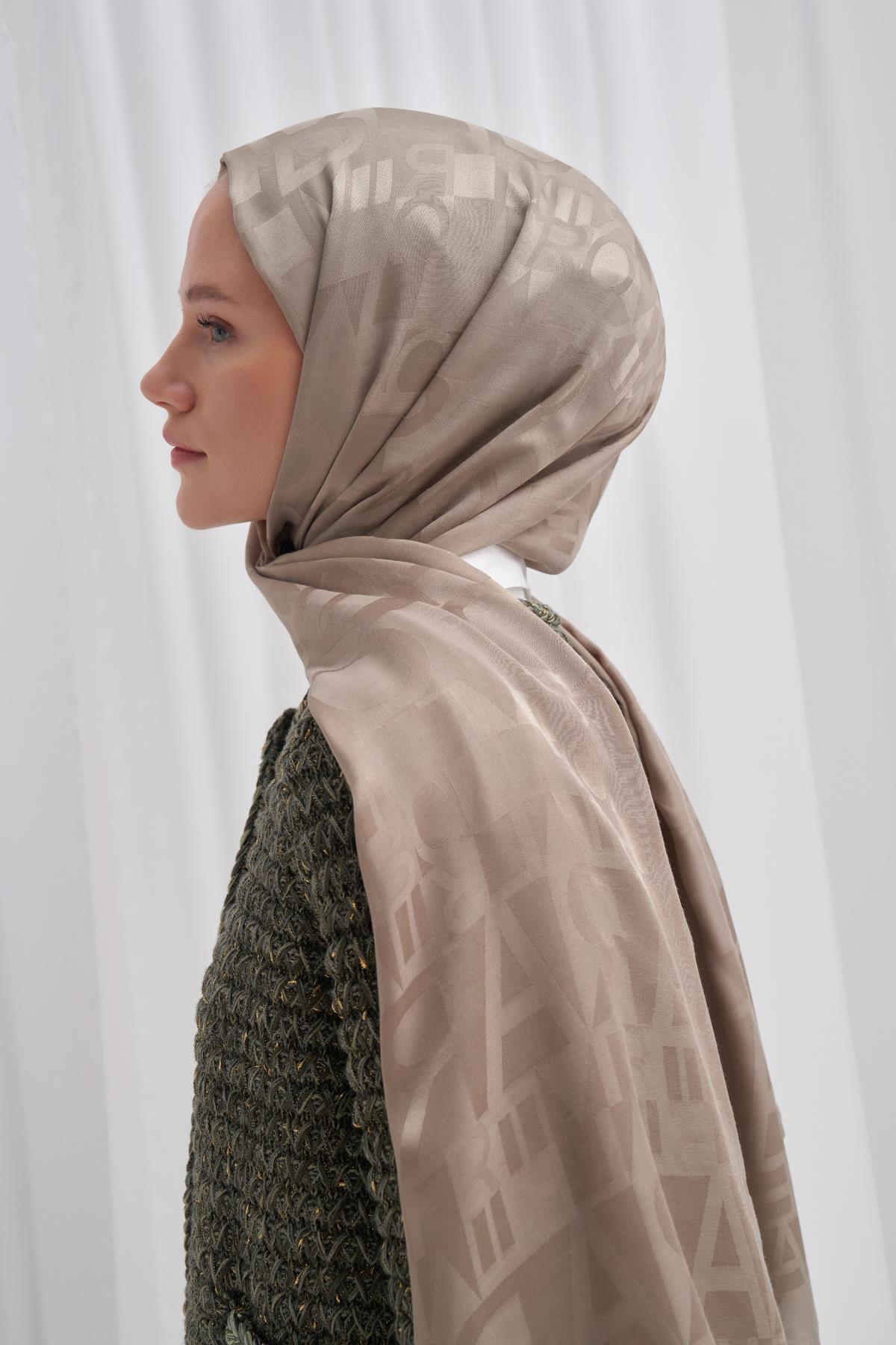 Yazı Desen Jakar İtalyan İpekli Şal Latte