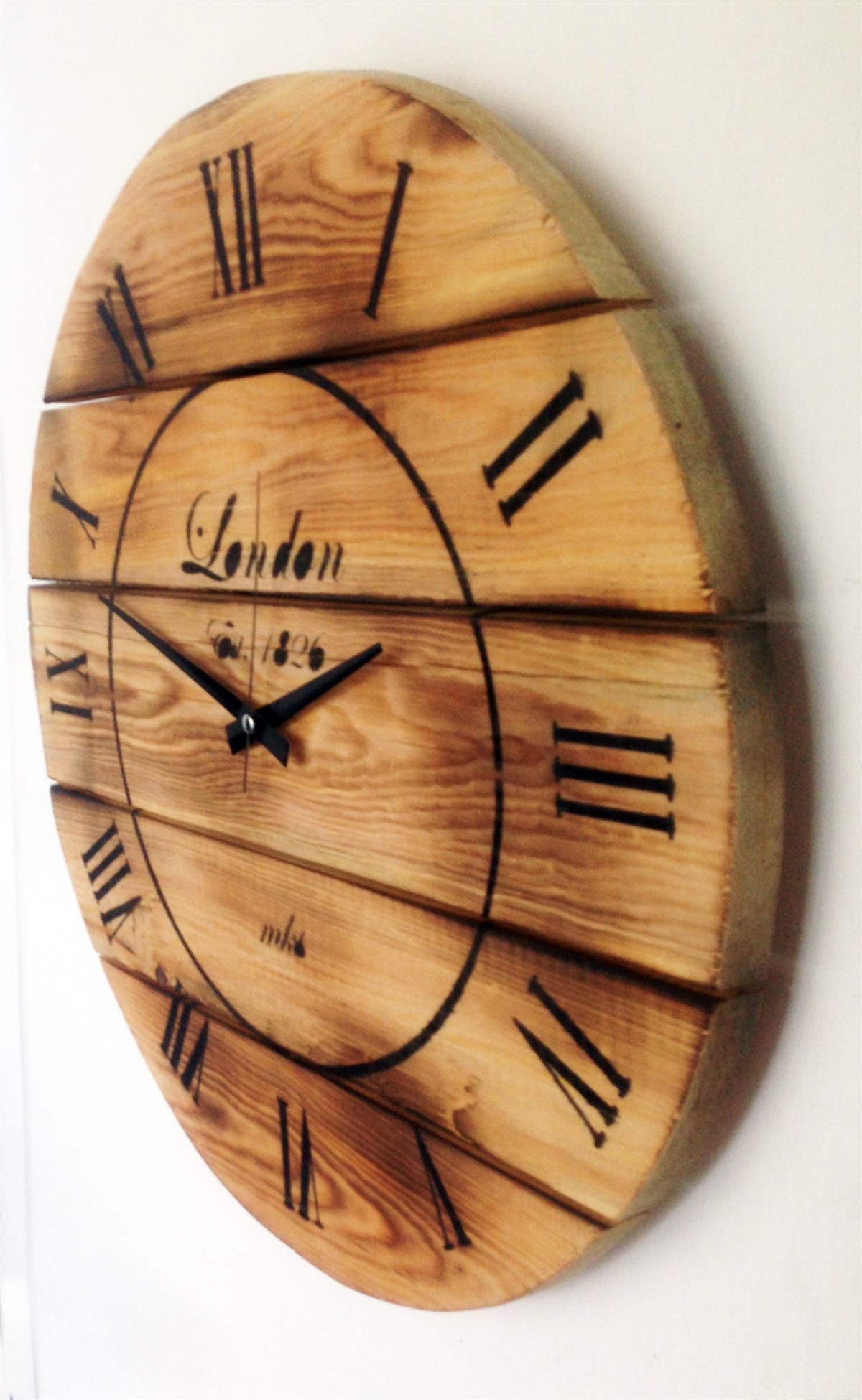 Часы делает сами. Часы из дерева. Часы настенные деревянные. Настенные часы из досок. Оригинальные настенные часы из дерева.