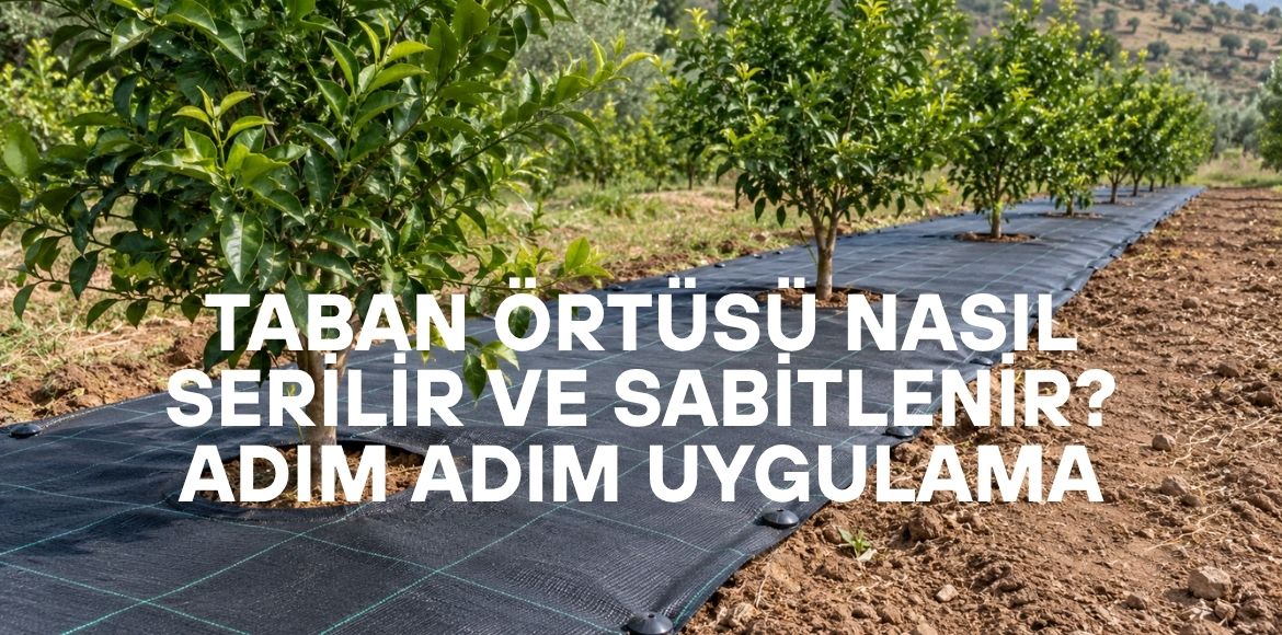 ahçede siyah dokuma taban örtüsünün sabitleme kazıklarıyla toprağa tutturulması