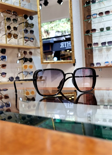 Ferra Siyah Çerçeve Mavi Sarı Geçişli Güneş Gözlüğü