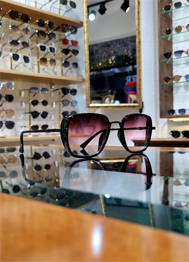 Ferra Siyah Çerçeve Vişne Lens Güneş Gözlüğü