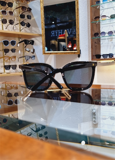 Helly Antirefle Cam Özellikli Siyah Güneş Gözlüğü