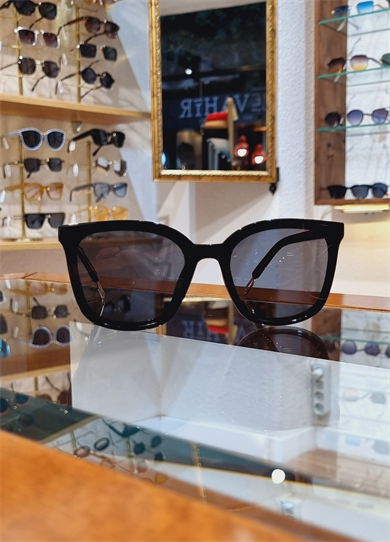 Helly Antirefle Cam Özellikli Siyah Güneş Gözlüğü