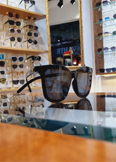 Helly Antirefle Cam Özellikli Siyah Güneş Gözlüğü