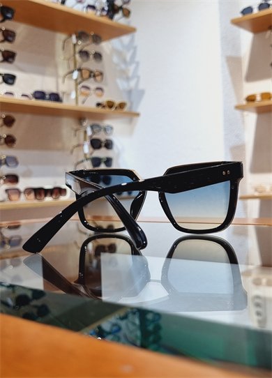 Kelly Siyah Çerçeve Yeşil Sarı Renkli Güneş Gözlüğü