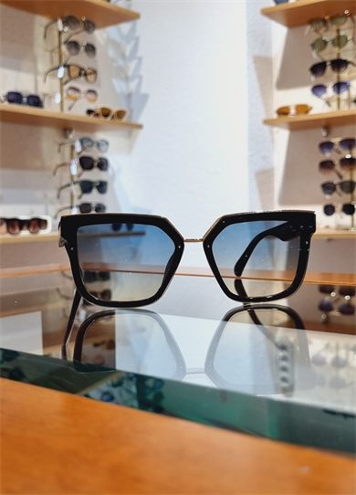 Kelly Siyah Çerçeve Yeşil Sarı Renkli Güneş Gözlüğü