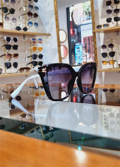 Naomi Siyah&Beyaz Güneş Gözlüğü