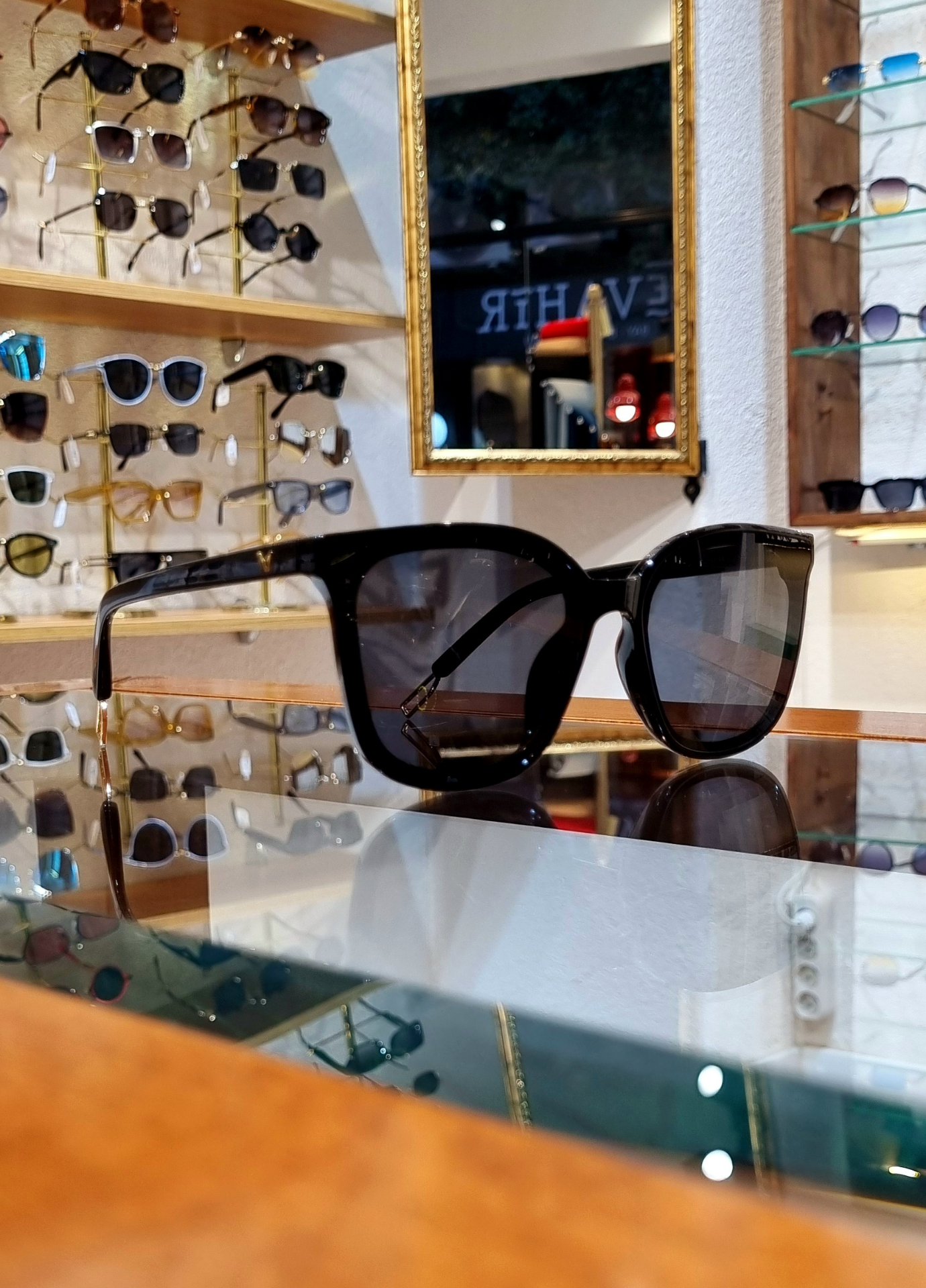 Helly Antirefle Cam Özellikli Siyah Güneş Gözlüğü