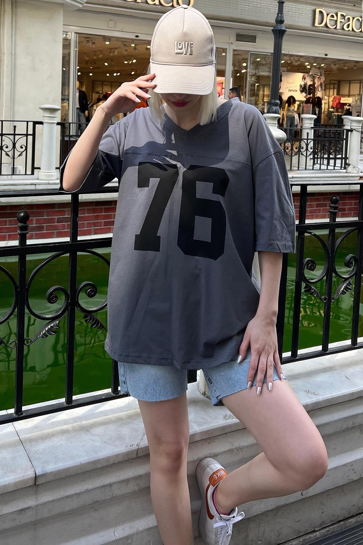 Füme Baskılı V Yaka Oversize Kadın T-shirt SH270