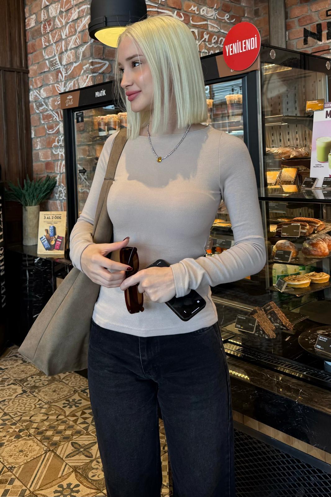 Koyu Bej Kayık Yaka Uzun Kollu Body SH322