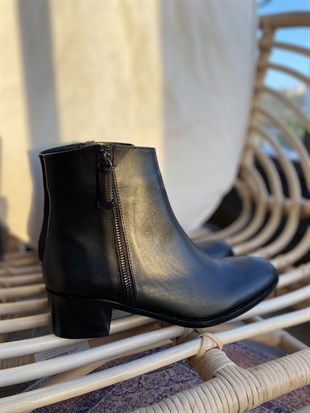 Fermuar Detaylı Hakiki Deri Siyah Kadın Bot