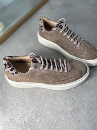 Süet Deri Leopar Detaylı Bağcıklı Vizon Kadın Sneaker