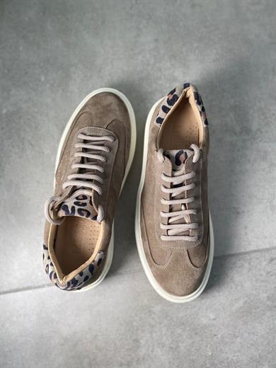 Süet Deri Leopar Detaylı Bağcıklı Vizon Kadın Sneaker