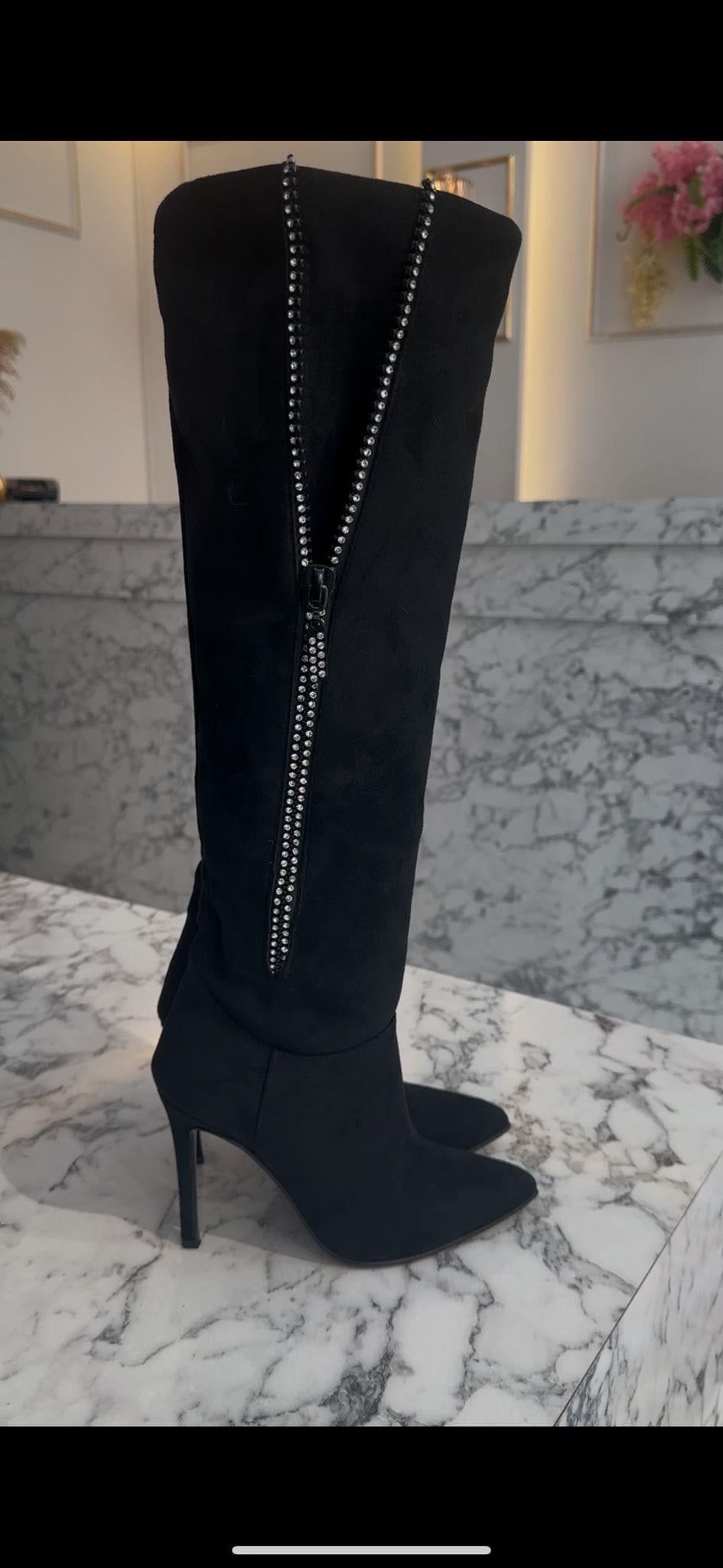 Diola Siyah Fermuar Detaylı Çizme