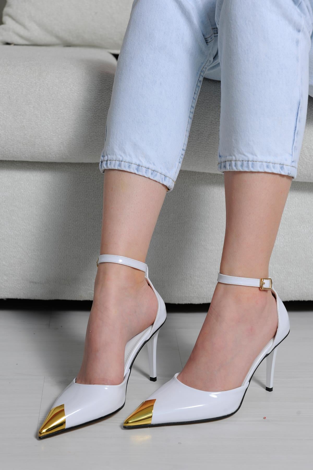 Vanessa Beyaz Sivri Burun Stiletto Sandalet