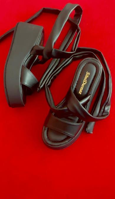 Banze Siyah Bağcık Detaylı Sandalet