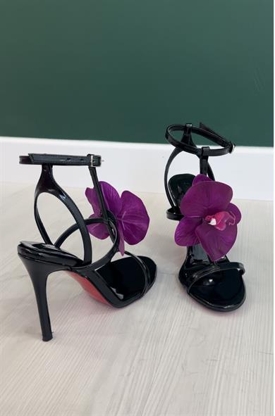 Violet Siyah Çiçek Detaylı Sandalet 
