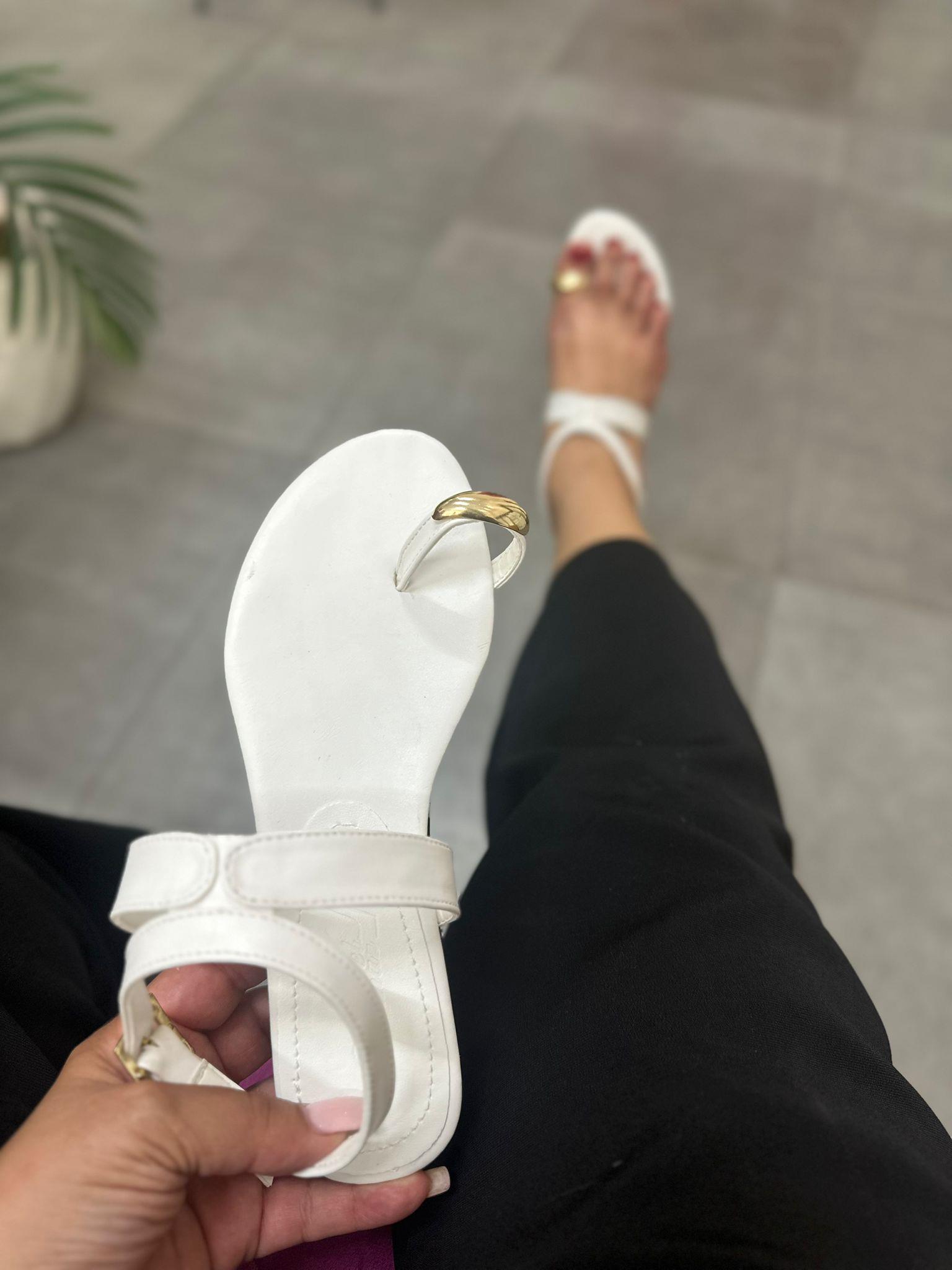 Amanda Beyaz Toka Detaylı Sandalet