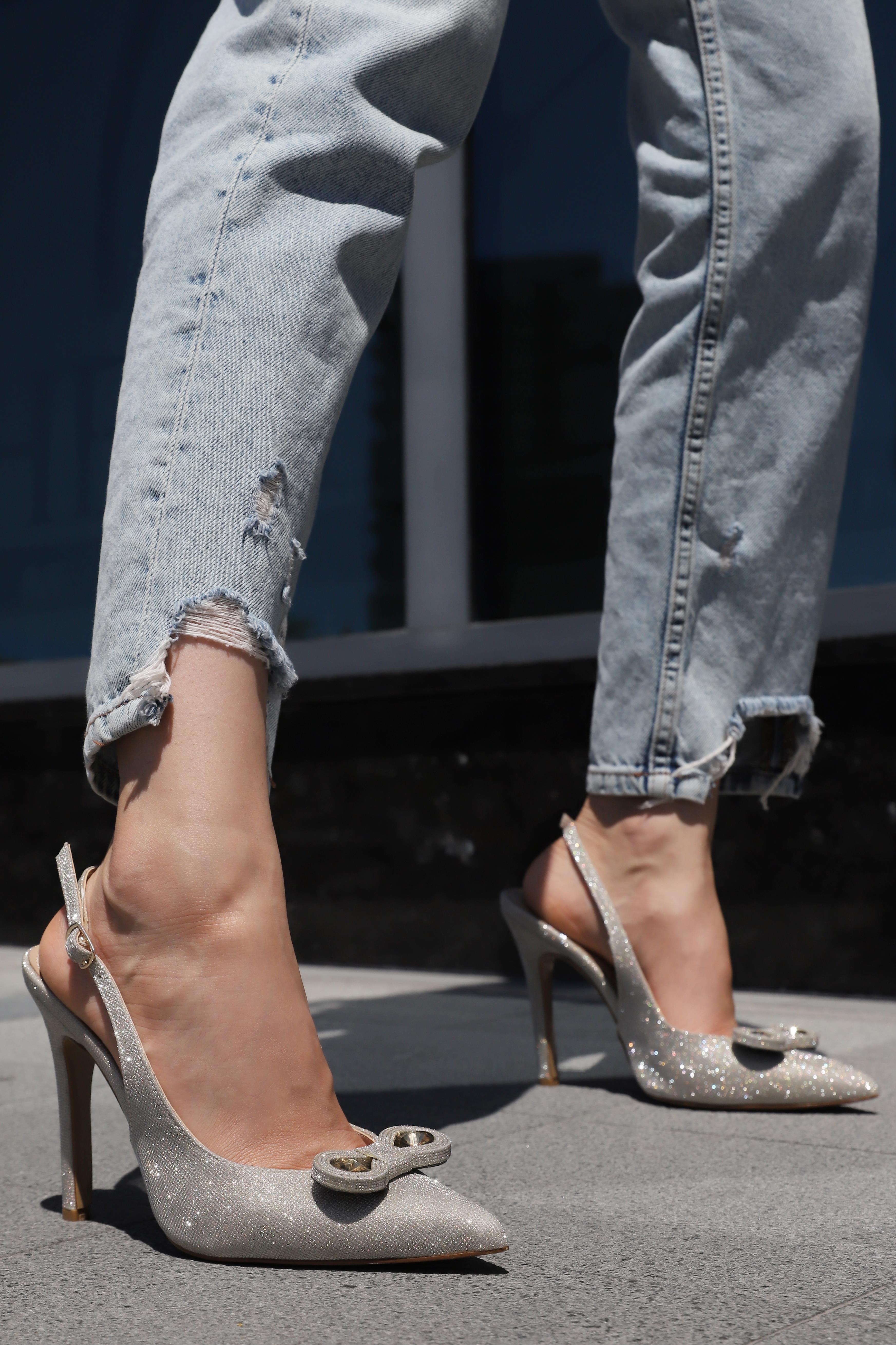 Ardy Gold Simli Fiyonklu Taş Detaylı  Stiletto Sandalet 