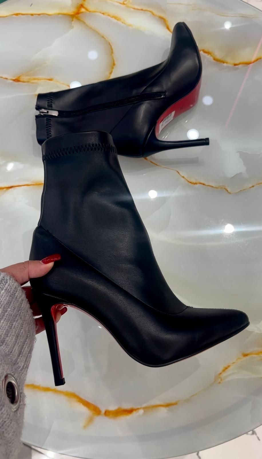 Linda Siyah Streç Deri Sivri Burun Bot