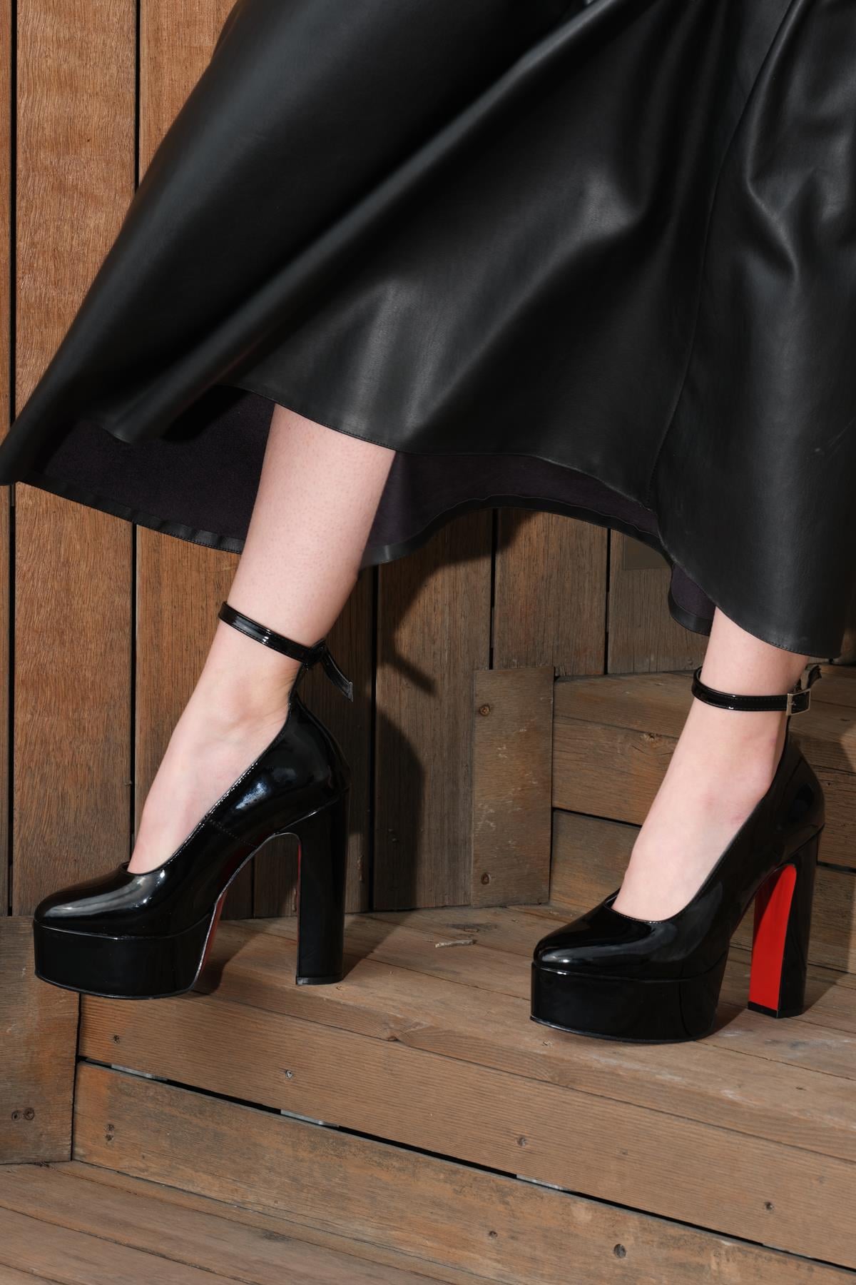 Mendy Siyah Rugan Yüksek Platformlu  Sandalet   