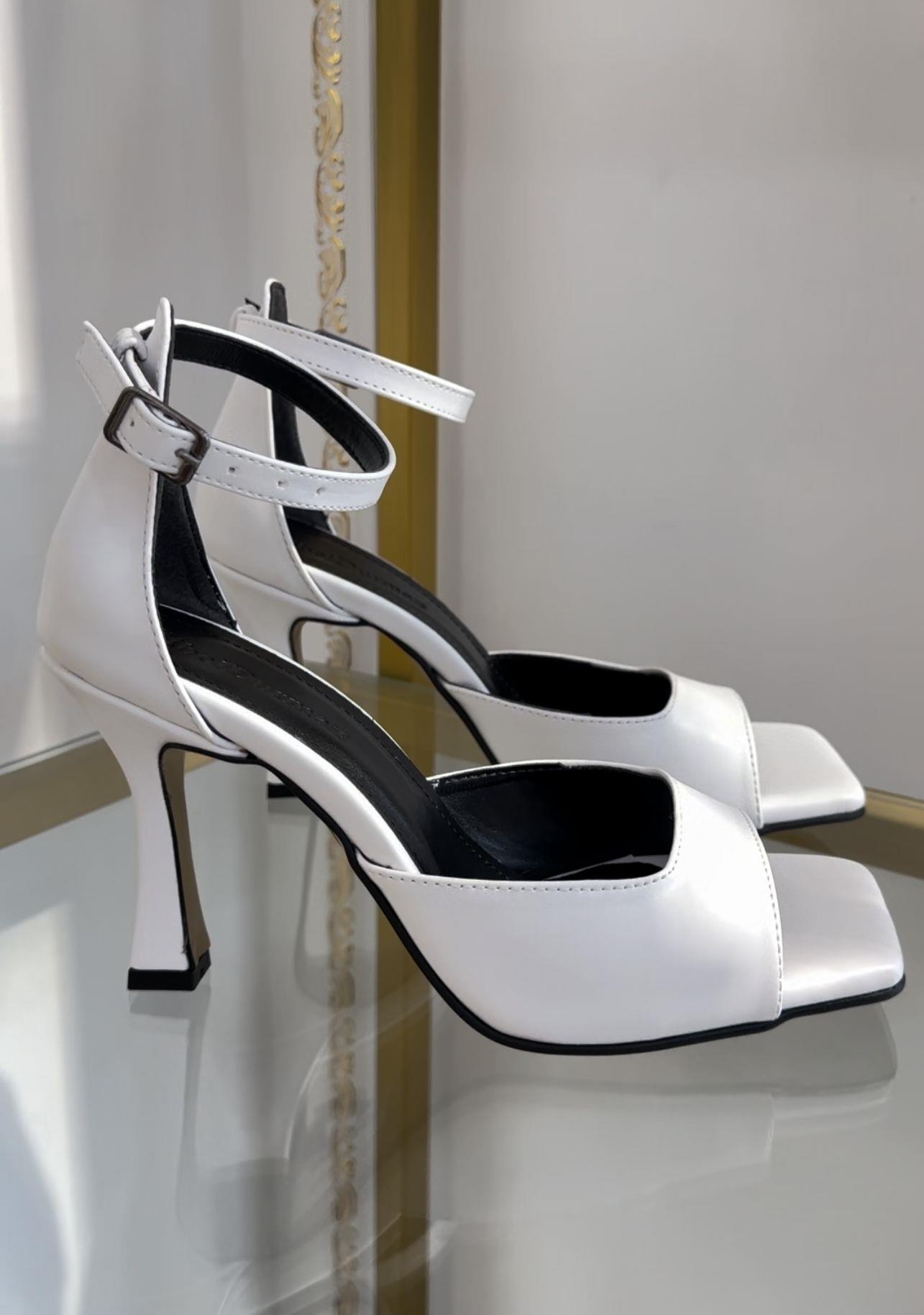 Renata Beyaz Sandalet