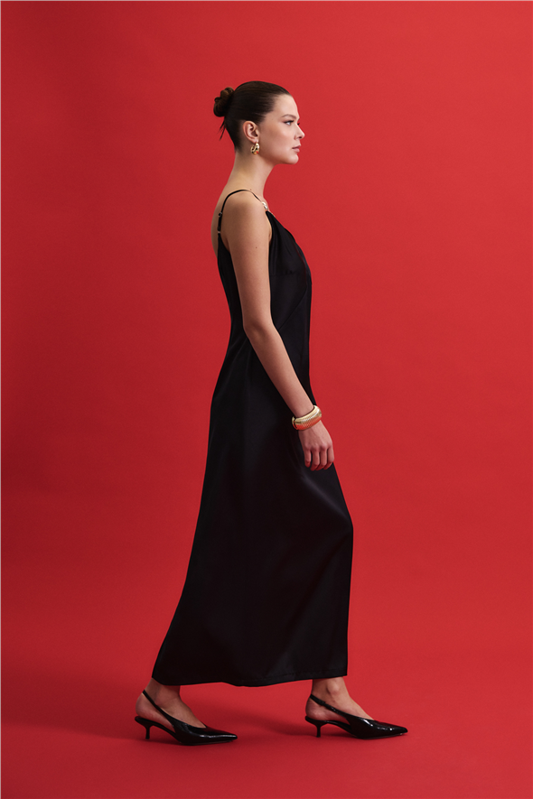 Aksesuar Detaylı Askılı Saten Elbise - Siyah