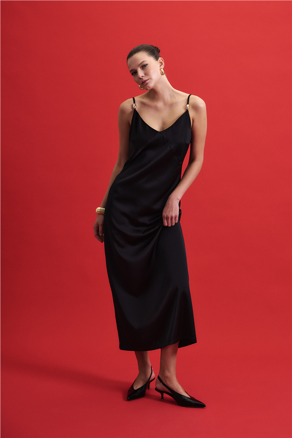 Aksesuar Detaylı Askılı Saten Elbise - Siyah