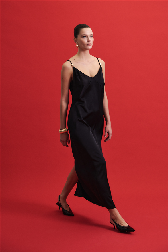 Aksesuar Detaylı Askılı Saten Elbise - Siyah