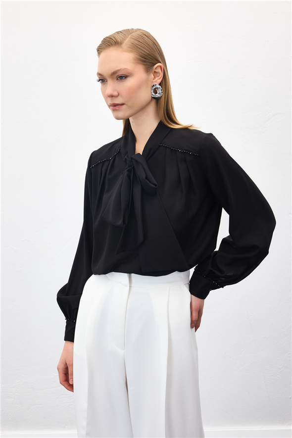 Aksesuar Detaylı Fularlı Bluz - Siyah