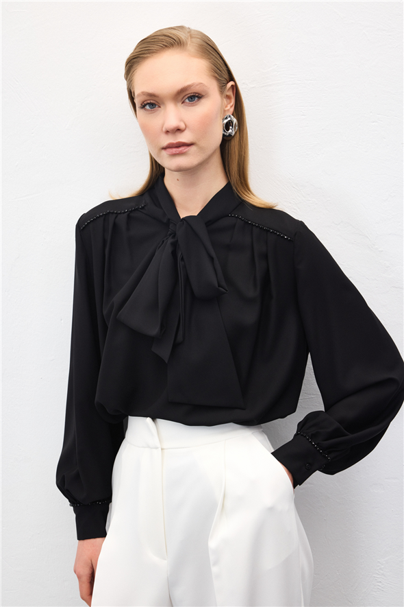 Aksesuar Detaylı Fularlı Bluz - Siyah