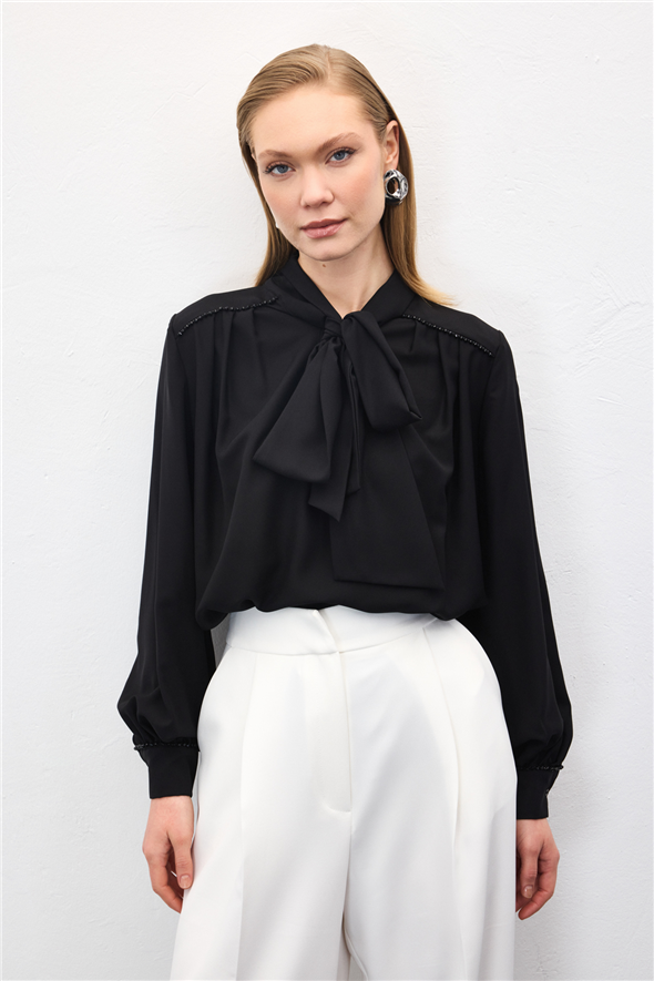 Aksesuar Detaylı Fularlı Bluz - Siyah