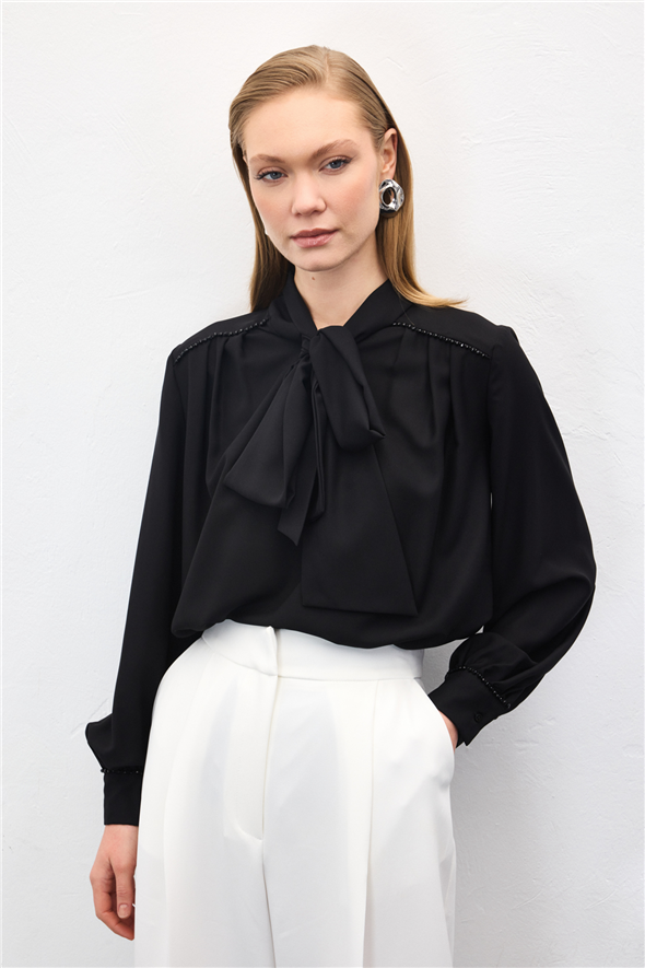 Aksesuar Detaylı Fularlı Bluz - Siyah