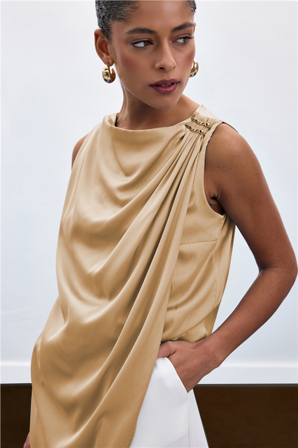 Aksesuar Detaylı Kolsuz Bluz - Camel